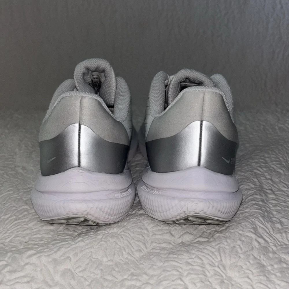 Nike Air Winflo 9 Low Top Athletic Running Sneakers - Picture 5 of 14